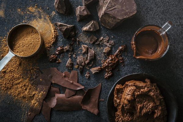 Aroma de chocolate amargo pode aumentar saciedade e melhorar desempenho físico