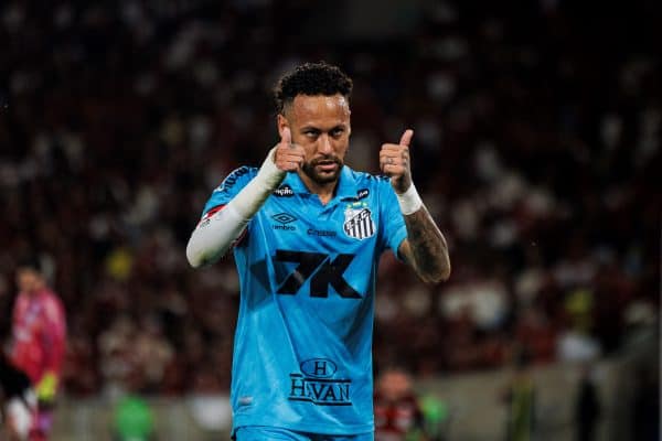 Neymar se reapresenta ao Santos após Copa com futuro indefinido