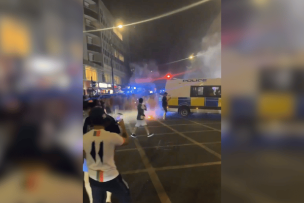 Confronto entre torcedores marroquinos e policiais em Londres após eliminação na Copa