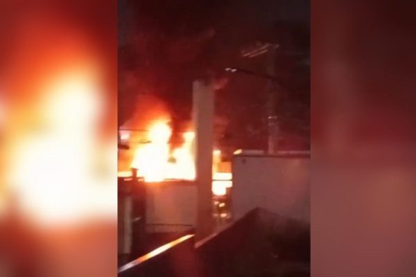 Incêndio em residência na divisa de SP e São Bernardo mobiliza 10 viaturas