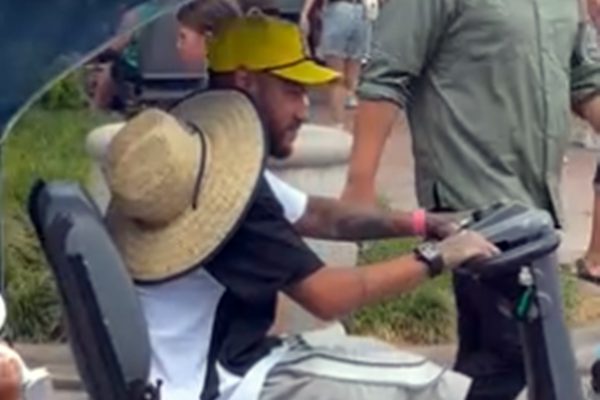 Vídeo mostra Neymar Jr. aproveitando parques da Disney em Orlando