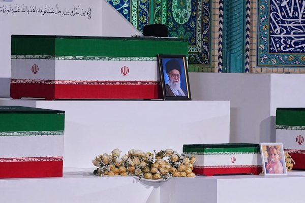 Ali Khamenei é enterrado no Irã após uma semana de cerimônias fúnebres
