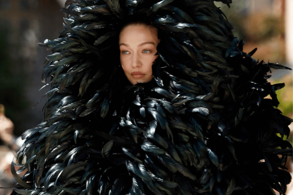 Balenciaga inova na alta-costura com Piccioli e seda biossintética