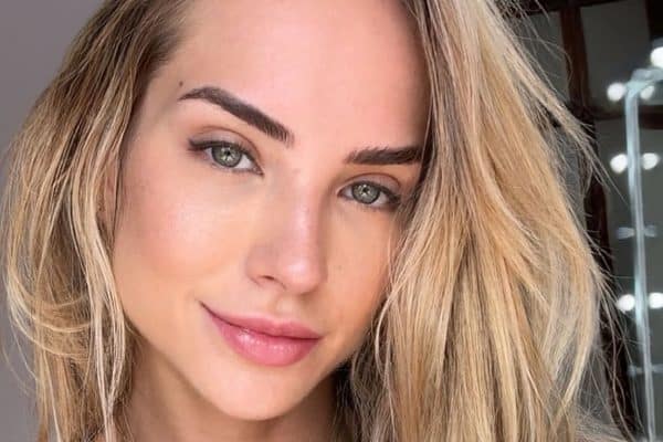Gabi Martins descobre falecimento do padrinho antes de show e emociona fãs