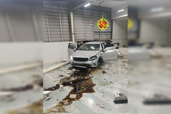 Motorista de 24 anos ignora blitz e colide com concessionária no DF