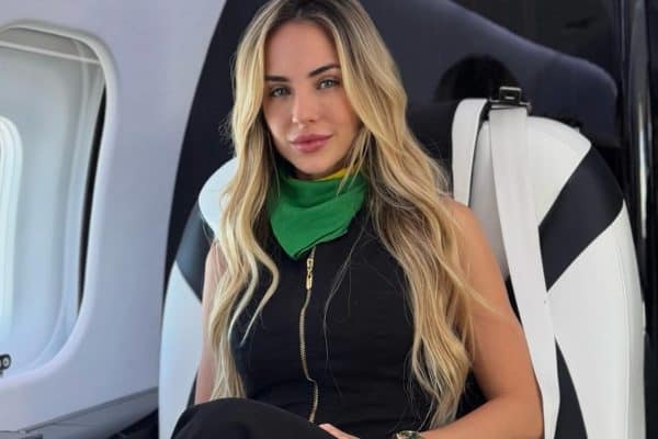 Gabi Martins presta homenagem a padrinho que faleceu antes de show