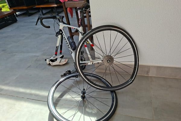 Ciclista é atropelado na DF-001 e motorista foge sem prestar socorro