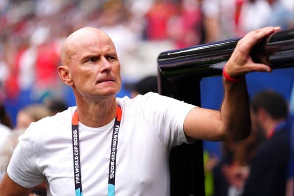 Técnico da Noruega se exalta após empate e atinge auxiliar com garrafa