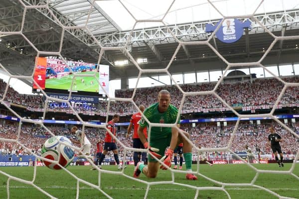 Goleiro Nyland, destaque contra o Brasil, falha em jogo decisivo contra Inglaterra