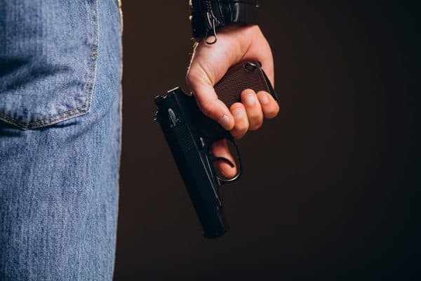 Arma em casa aumenta risco de feminicídio, indicam registros em MG