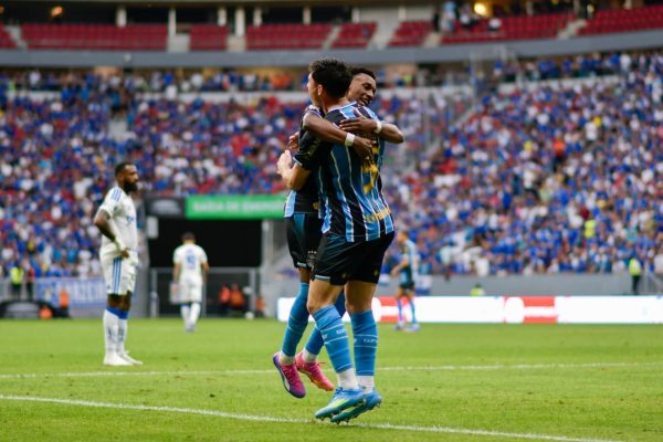 Grêmio mantém vantagem sobre o Cruzeiro em amistoso no Mané Garrincha