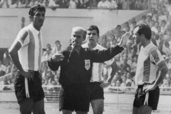 Antonio Rattín e o impacto na criação dos cartões no futebol