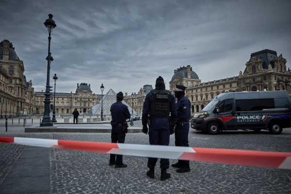 Suspeitos do Roubo no Louvre Afirmam que Receberiam Até 25 Mil Euros