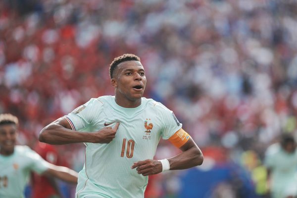 Kylian Mbappé busca terceira final consecutiva e nunca foi eliminado em Copas