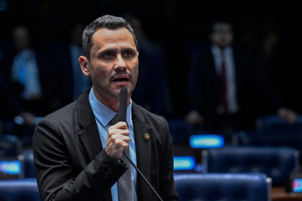 Suspense de Cleitinho Azevedo Deixa Eleição em Minas Gerais Incerta