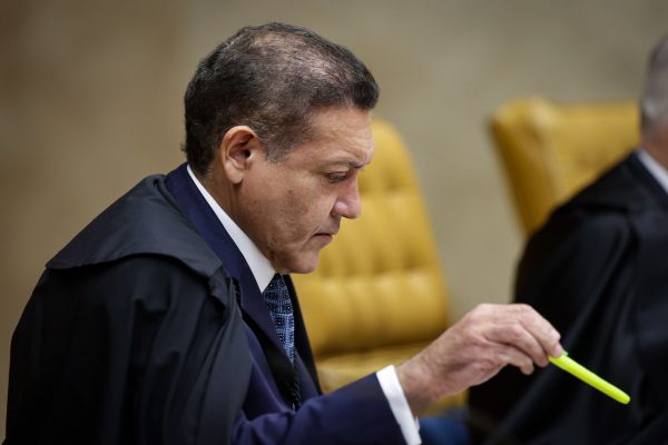 Nunes Marques pode adiar decisão sobre revisão criminal de Bolsonaro para após eleição
