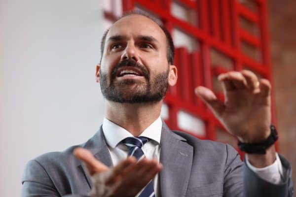 Eduardo Bolsonaro critica suspensão de visitas de Flávio a Jair e sugere sanção a Moraes