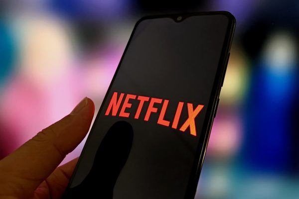 Queda de audiência entre temporadas desafia Netflix no streaming