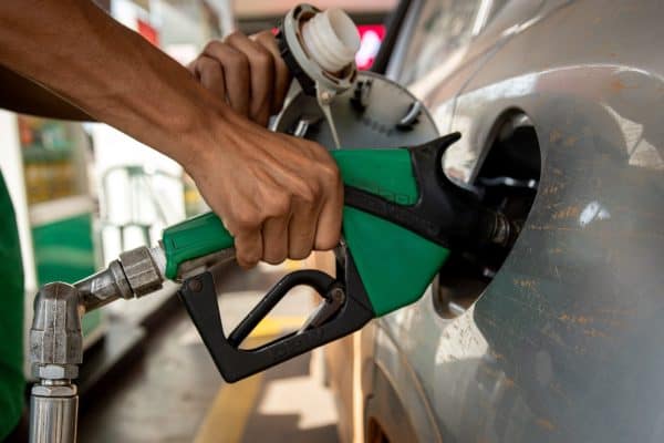 Governo aprova temporariamente aumento da mistura de etanol na gasolina para 32%