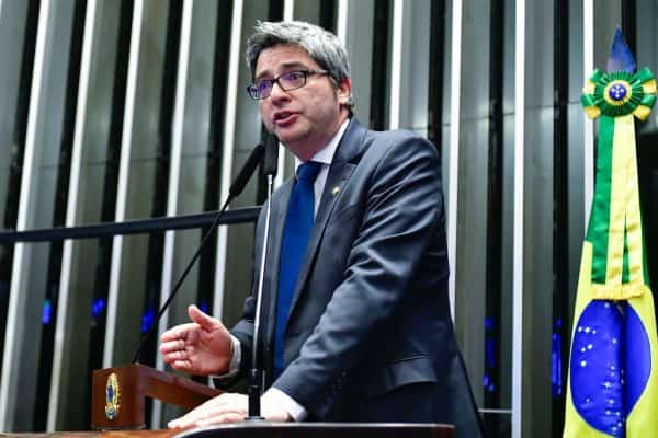 Flávio Bolsonaro anuncia Carlos Portinho como candidato do PL ao Senado no RJ