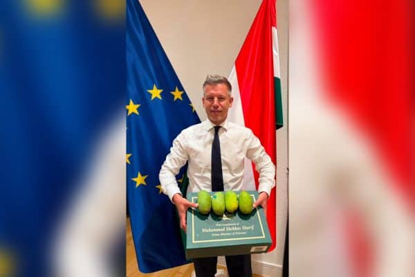 Premier da Hungria recebe mangas de presente e provoca Erdogan