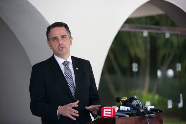 PF afirma que Pacheco se reuniu com dirigente de entidade envolvida em fraude no INSS