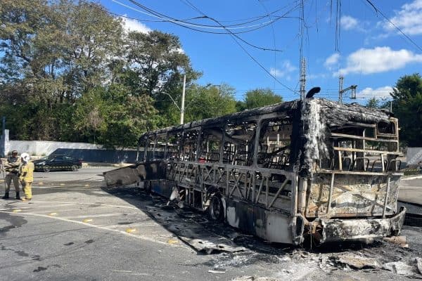 Micro-ônibus pega fogo e assusta passageiros em Belo Horizonte