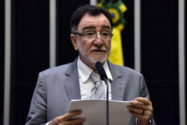 PT nacional escolhe Patrus Ananias para Minas, gerando tensão com diretório local