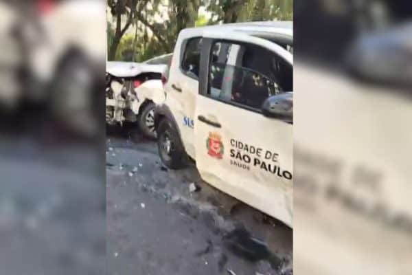 Motorista da Prefeitura de SP perde controle e causa acidente com 3 feridos
