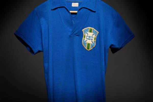 Camisa de Pelé de 1958 é leiloada por R$ 25 milhões