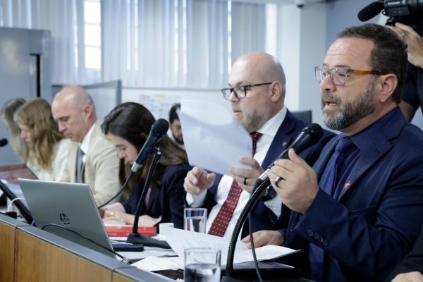 Governo de MG apresenta destino de acervo, mas oposição questiona omissões