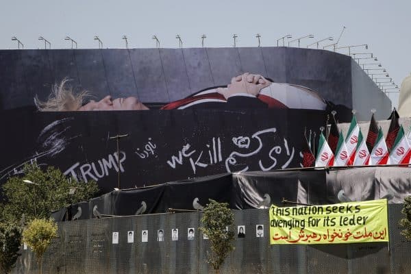 Outdoor em Teerã exibe Trump em caixão e pede sua morte durante crise EUA-Irã