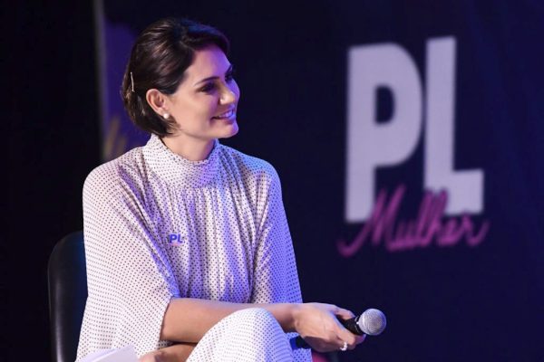 Movimento Imparáveis de Michelle Bolsonaro busca atrair a geração Z com linguagem de fandom