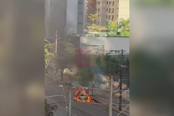 Carro explode e incendeia fiação elétrica em Belo Horizonte