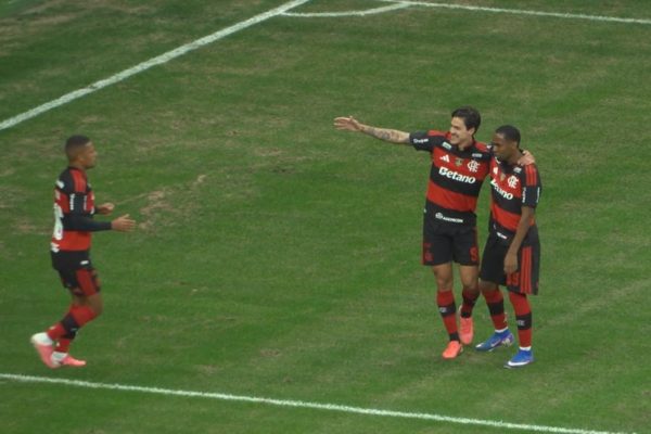 Pedro faz o primeiro gol do Flamengo contra o Olimpia em Brasília