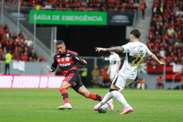 Óscar Cardozo faz o segundo gol do Olimpia contra o Flamengo no Mané Garrincha