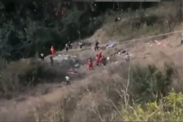 Ônibus despenca de 500 metros no Peru e causa ao menos 14 mortes