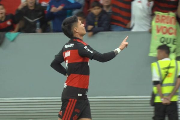 Luiz Araújo amplia vantagem do Flamengo contra o Olimpia com quarto gol