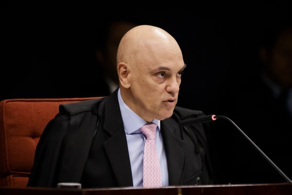Moraes mantém prisão domiciliar de Bolsonaro com restrições mais rígidas