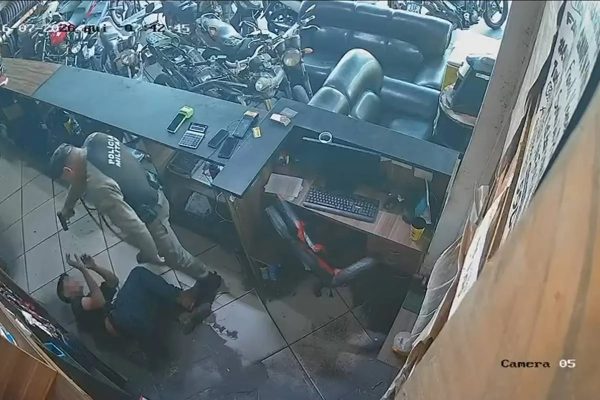 PM suspeito de agredir adolescente em GO pagará fiança de R$ 3 mil