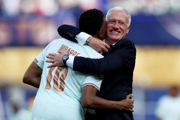 Mbappé homenageia Deschamps em despedida da seleção francesa