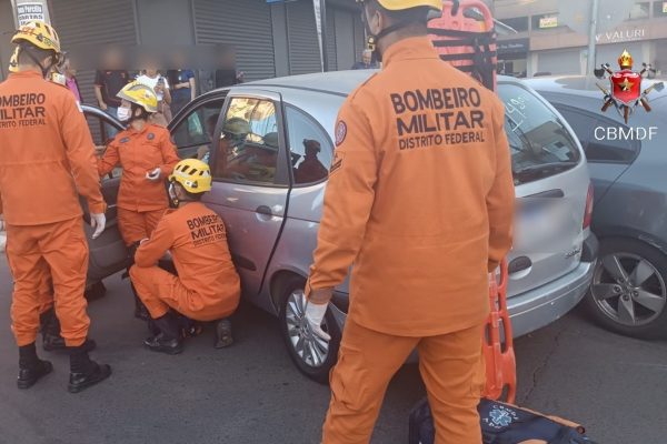 Criança de 3 anos fica ferida em colisão de carros em Taguatinga