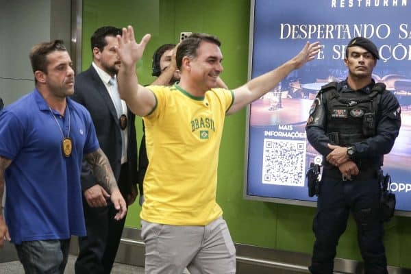 Clã Bolsonaro Enfrenta Perguntas Difíceis em Programa do Blog do Noblat
