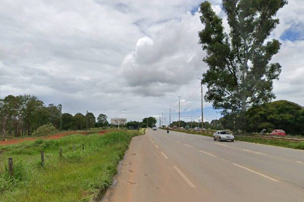 Homem de 40 anos morre atropelado na BR-070; motorista sai ileso