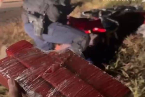 Dupla é detida por tráfico após fugir de bloqueio e ser perseguida por 2 km
