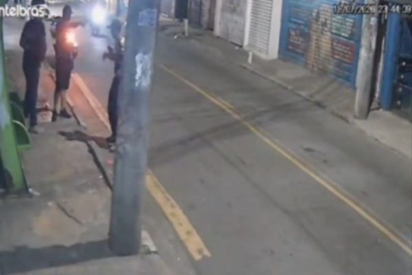 Câmera registra execução de homem em ponto de ônibus em Carapicuíba