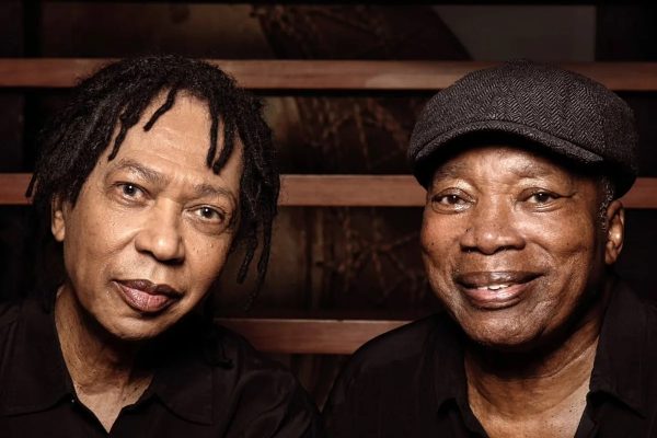 Djavan presta tributo a Milton Nascimento em show de 50 anos em BH