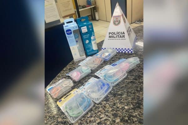 Mulher é presa no RJ por furtar 16 chupetas e duas mamadeiras em shopping