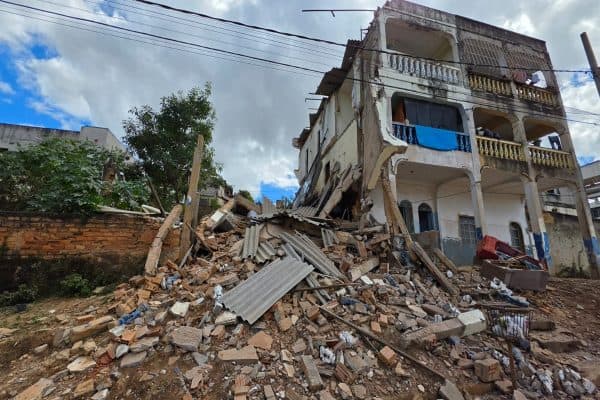 Prédio de Três Andares Desaba em MG; Cadeirante Salta para Sobreviver