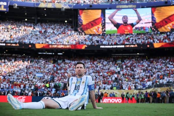 Lionel Messi assiste à celebração da Espanha sentado no gramado após final da Copa do Mundo 2026